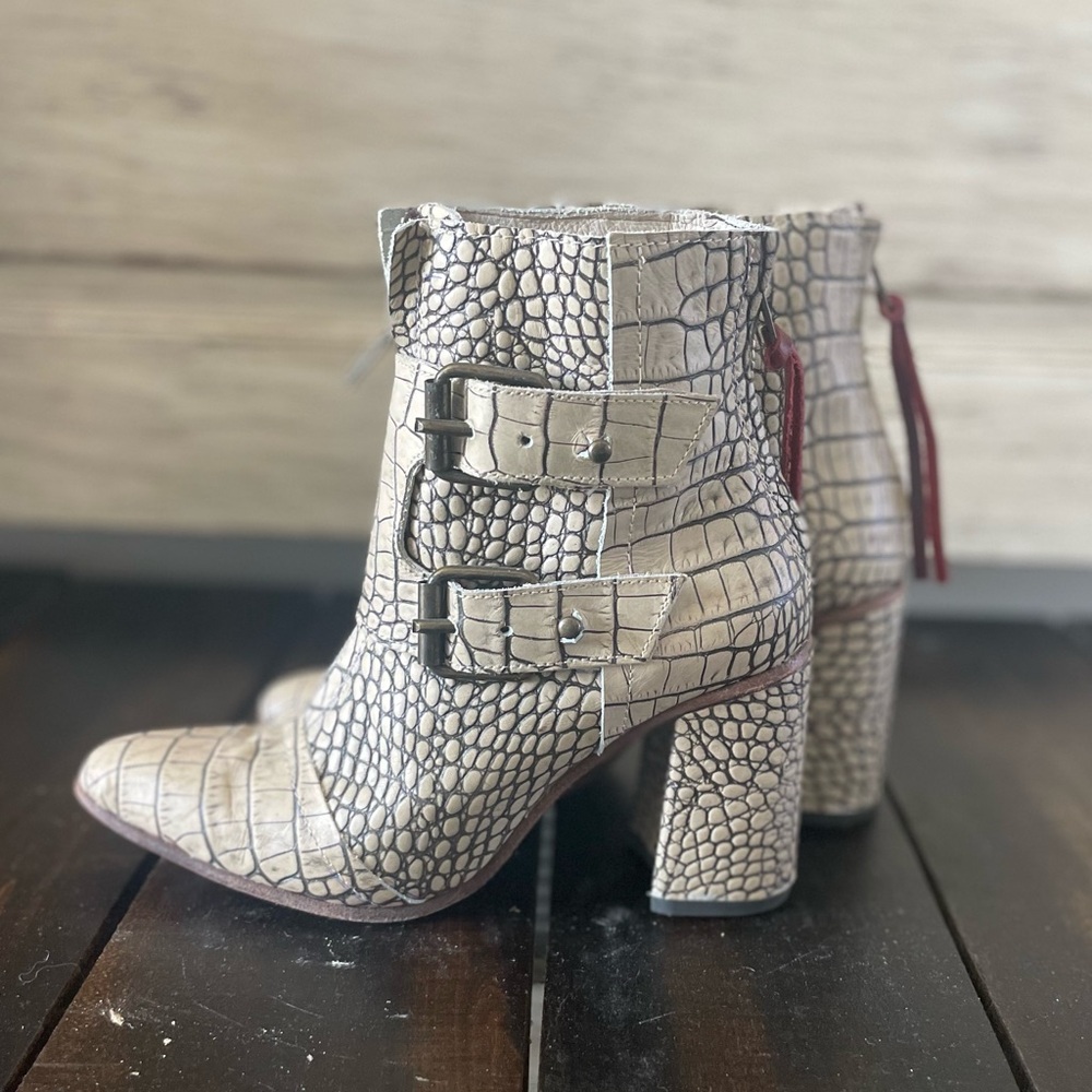 FB-JOEY beige croco 7.0 | Freebird Stores